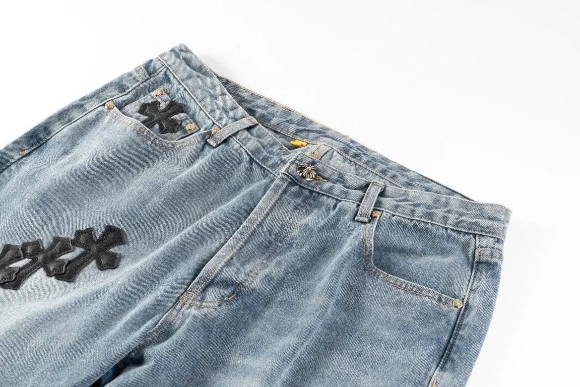 P270 Top version (destroy the patchwork) Top version Chrome Hearts jeans and leather jeans. It is well known that chromehearts jeans will use vintage Levis jeans as the base for creation. They usually add their own unique silver buckles and silver ornaments, plus patchwork embellishments. This is the reason why the value of these vintage jeans doubles, because the base is vintage jeans, and the jeans themselves have been very soft and comfortable after years of baptism. This can be distinguished from ordinary jeans. Regarding the size, you should also refer to the pants data. Style number: 1614# Color: Blue Size: 28 30 32 34 28 Waist 86 Hips 100 Pants length 102 30 Waist 90 Hips 104 Pants length 104 32 Waist 94 Hips 108 Pants length 106 34 Waist 98 Hips 112 Pants length 110